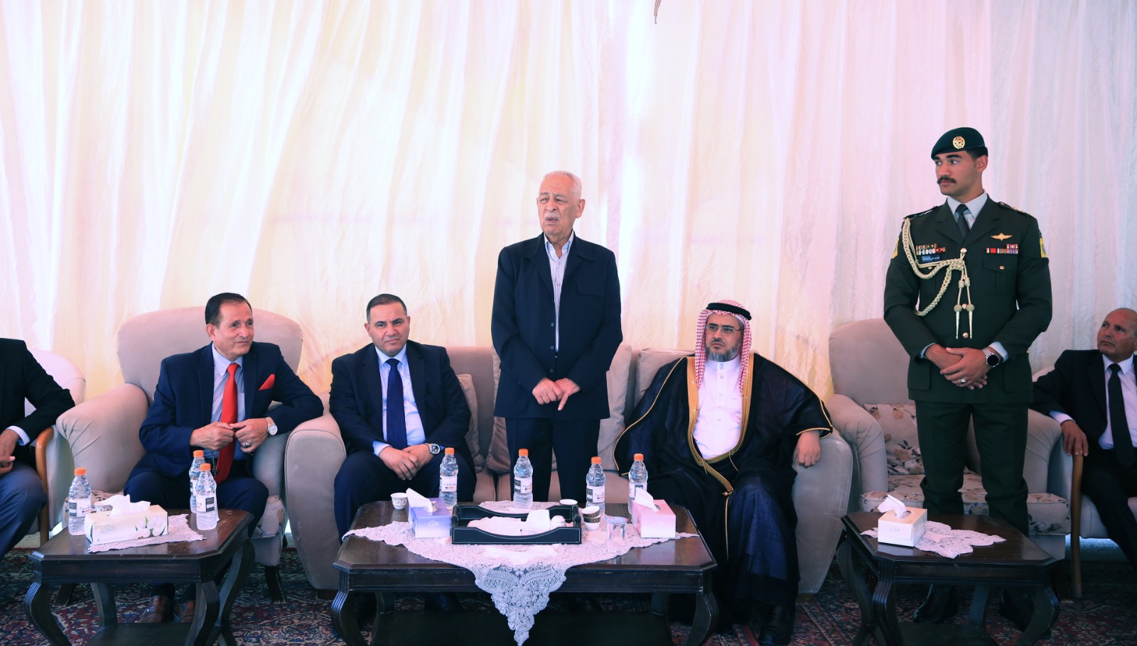 مندوبا عن الملك وولي العهد.. العيسوي يعزي عشيرتي الصرايرة والمومني