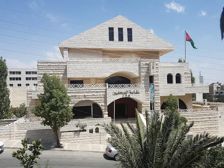 تعميم حكومي يلزم الدوائر والمؤسسات التعامل مع الصحفيين والعاملين في المؤسسات الإعلامية المرخصة