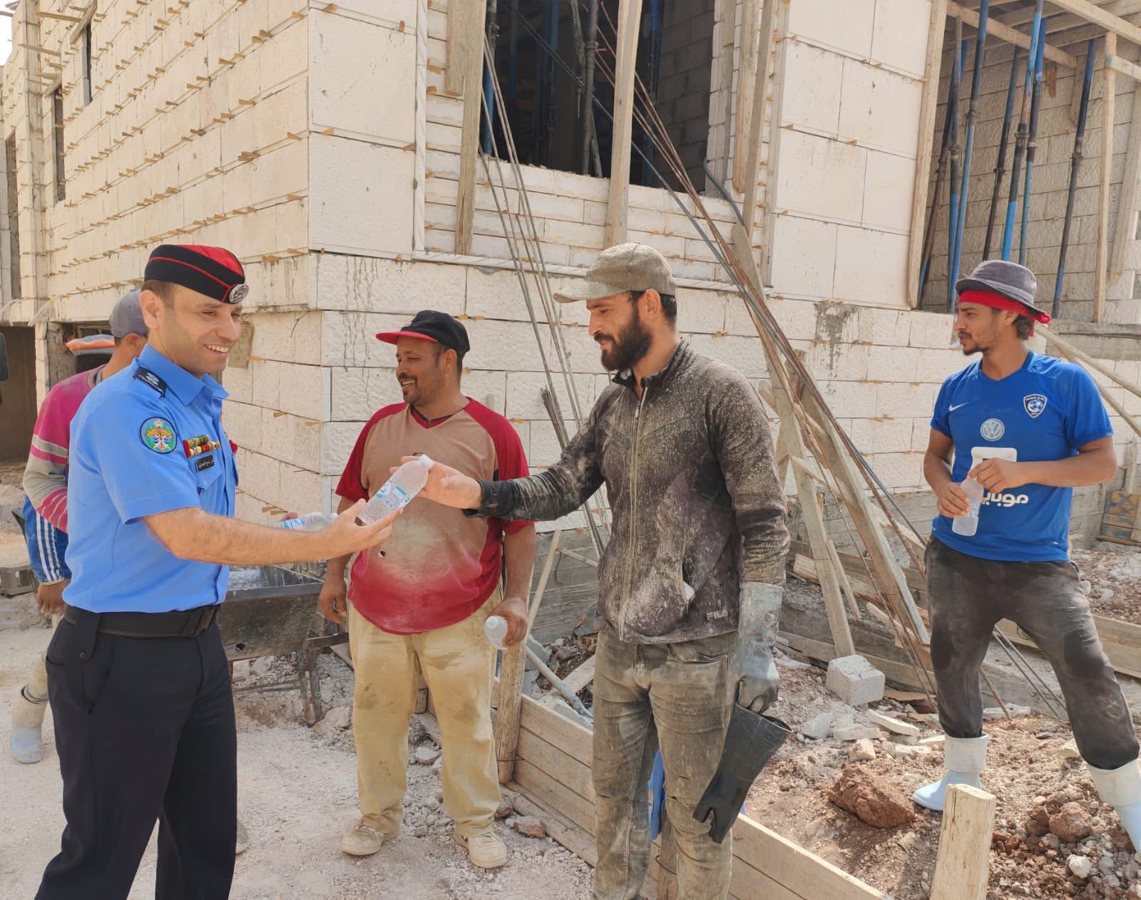 صورة حول : الأمن العام يطلق مبادرة "سقيا رحمة" لمواجهة الأجواء الحارة والمغبرة الأمن العام يطلق مبادرة "سقيا رحمة" لمواجهة الأجواء الحارة والمغبرة