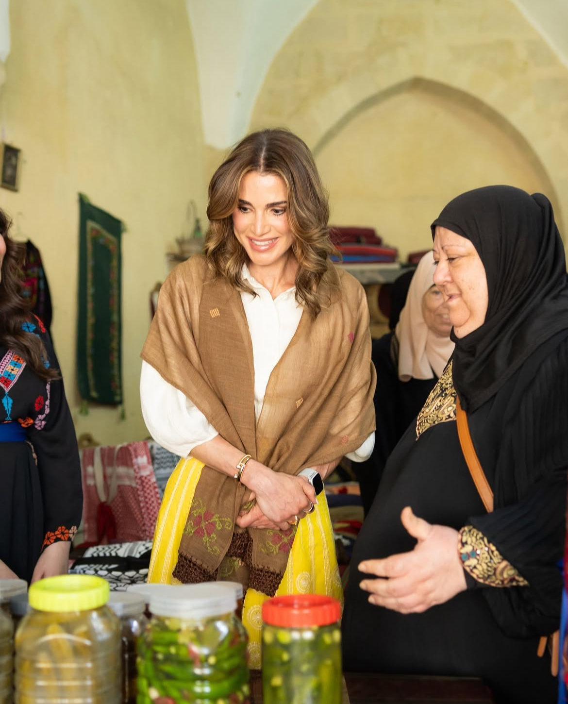 جولة ملكية في السلط.. الملكة رانيا تلتقي نساء رائدات وشباب مبادرين