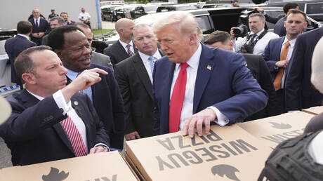 صورة حول : ترامب يدعم الأمن والحرس بالبيتزا والهمبرغر ترامب يدعم الأمن والحرس بالبيتزا والهمبرغر