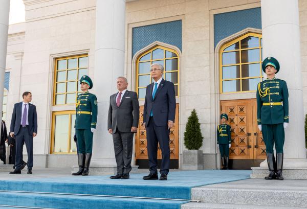 جلالة الملك عبدالله الثاني يبدأ زيارته الرسمية لكازاخستان