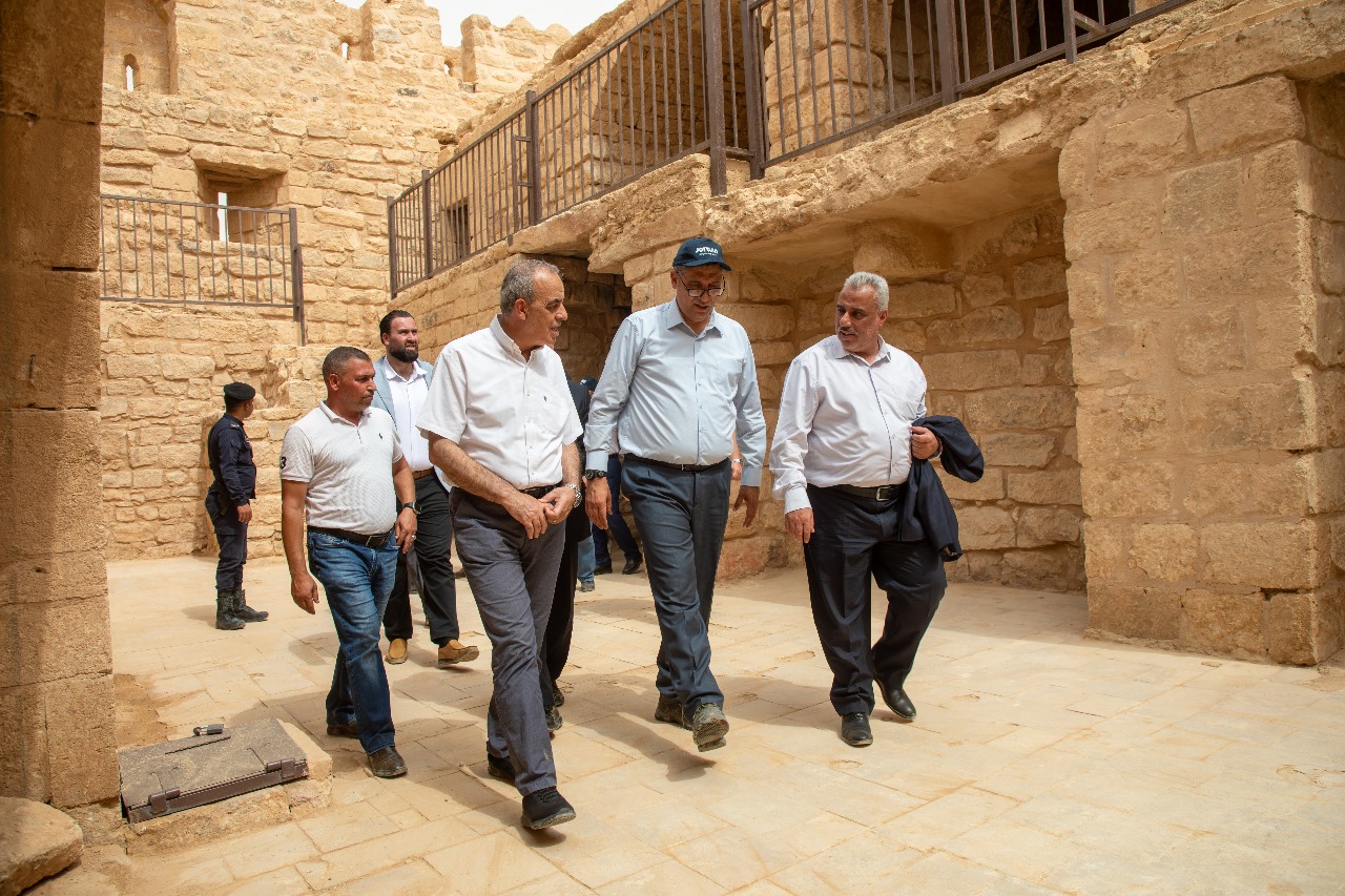 صورة حول : وزير السياحة والآثار يتفقد سير العمل في مشروع تطوير موقع قلعة القطرانة الأثري وزير السياحة والآثار يتفقد سير العمل في مشروع تطوير موقع قلعة القطرانة الأثري