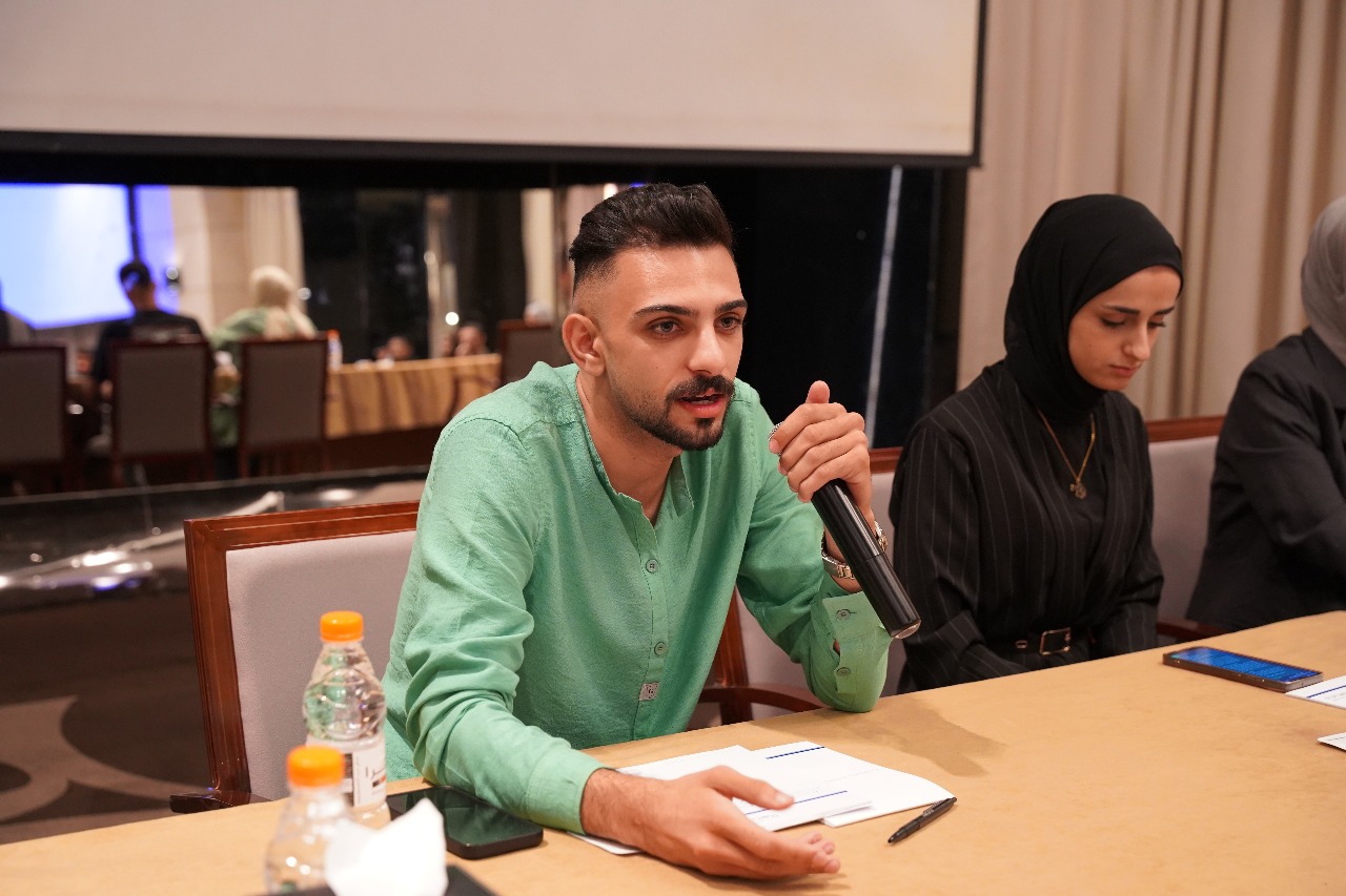 جلسة مفتوحة بلا طاولات"... طلاب يناقشون التضليل الإعلامي وخطاب الكراهية في عمّان