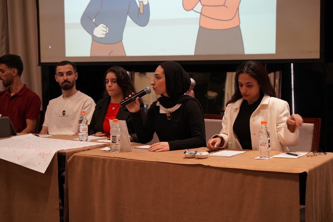 جلسة مفتوحة بلا طاولات"... طلاب يناقشون التضليل الإعلامي وخطاب الكراهية في عمّان