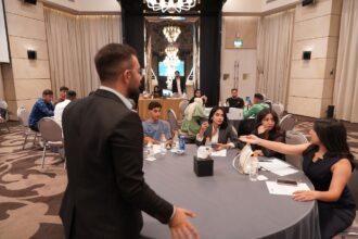 جلسة مفتوحة بلا طاولات"... طلاب يناقشون التضليل الإعلامي وخطاب الكراهية في عمّان