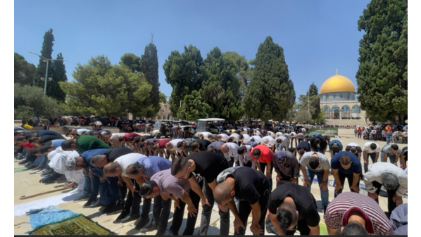 صورة حول : 40 ألفا يؤدون صلاة الجمعة في المسجد الأقصى رغم قيود الاحتلال 40 ألفا يؤدون صلاة الجمعة في المسجد الأقصى رغم قيود الاحتلال