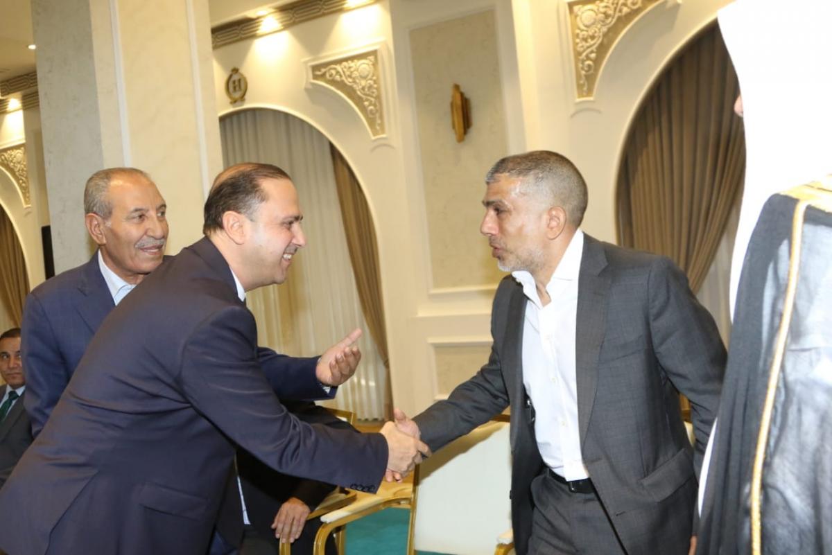 الأمير راشد بن الحسن ووزير الإعلام يقدمون واجب العزاء للنائب مجحم الصقور