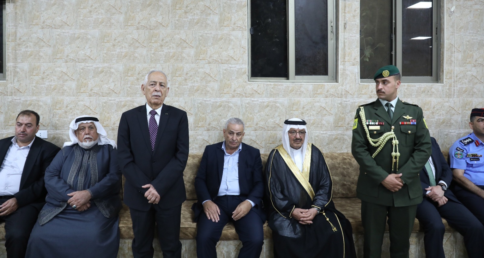 مندوبا عن الملك وولي العهد.. العيسوي يعزي عشيرة الصمادي