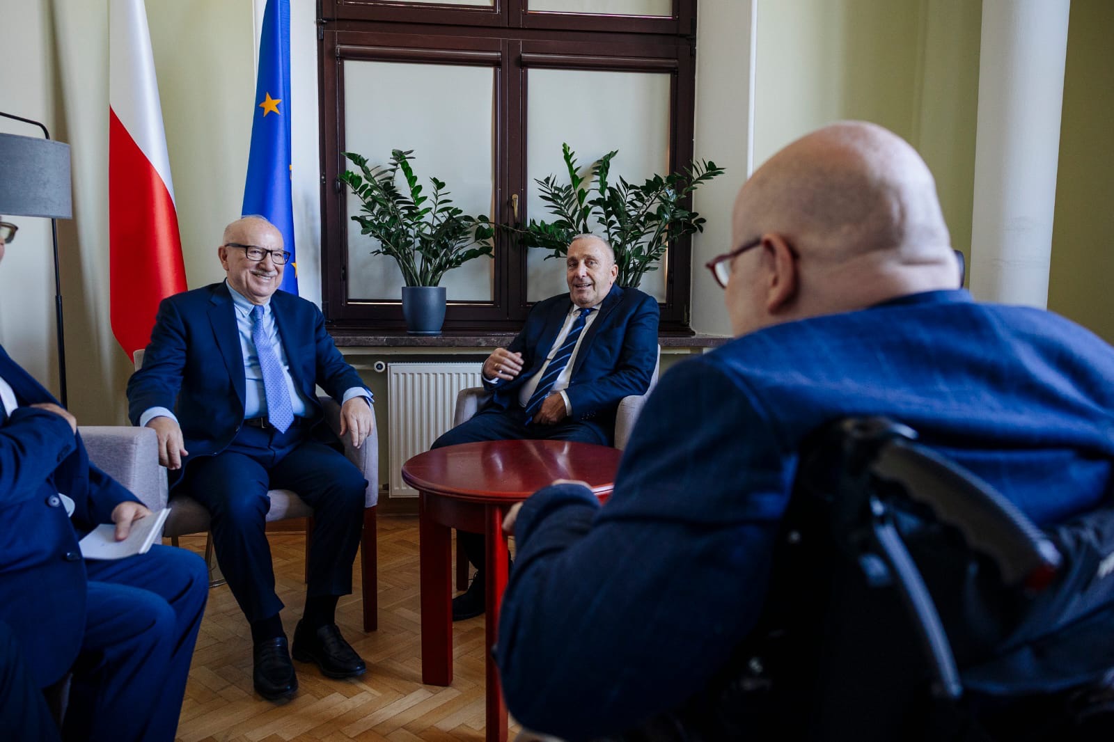 صورة حول : العين الكسبي يجري لقاءً مع أعضاء مجلس الشيوخ البولندي في وارسو العين الكسبي يجري لقاءً مع أعضاء مجلس الشيوخ البولندي في وارسو