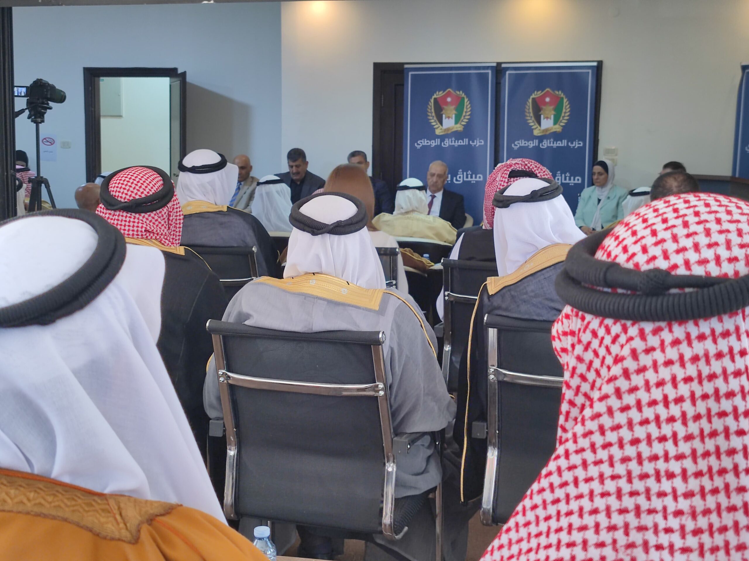 "الميثاق الوطني" يلتقي شيوخ ووجهاء المخيمات ويُشيد بمواقف جلالة الملك