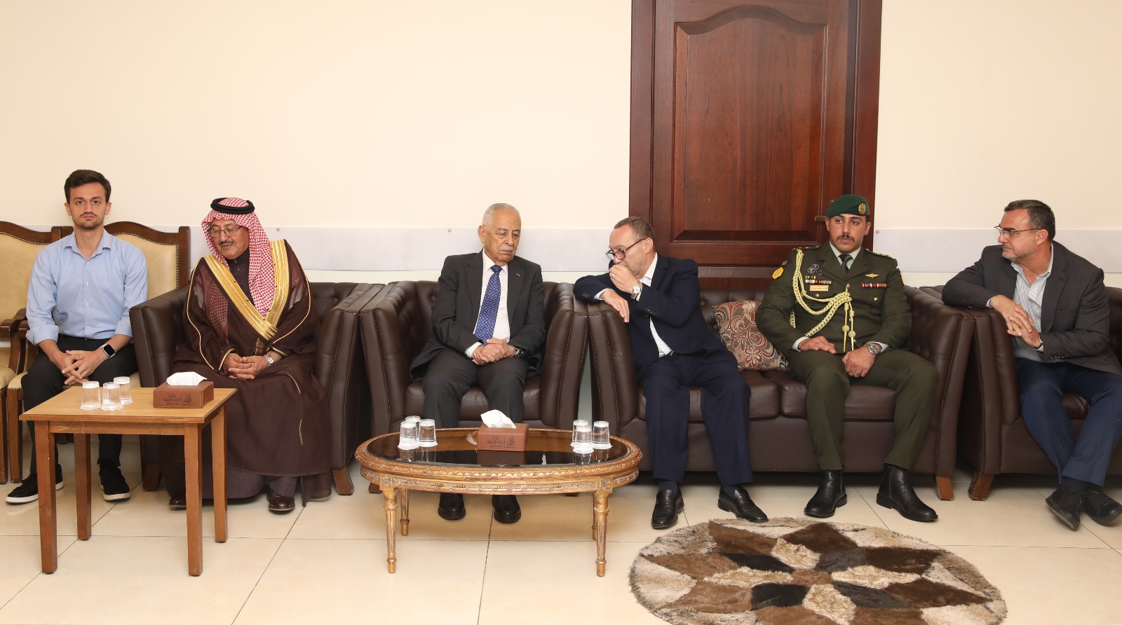 مندوبا عن الملك وولي العهد العيسوي يعزي عشيرة حداد وآل عصفور