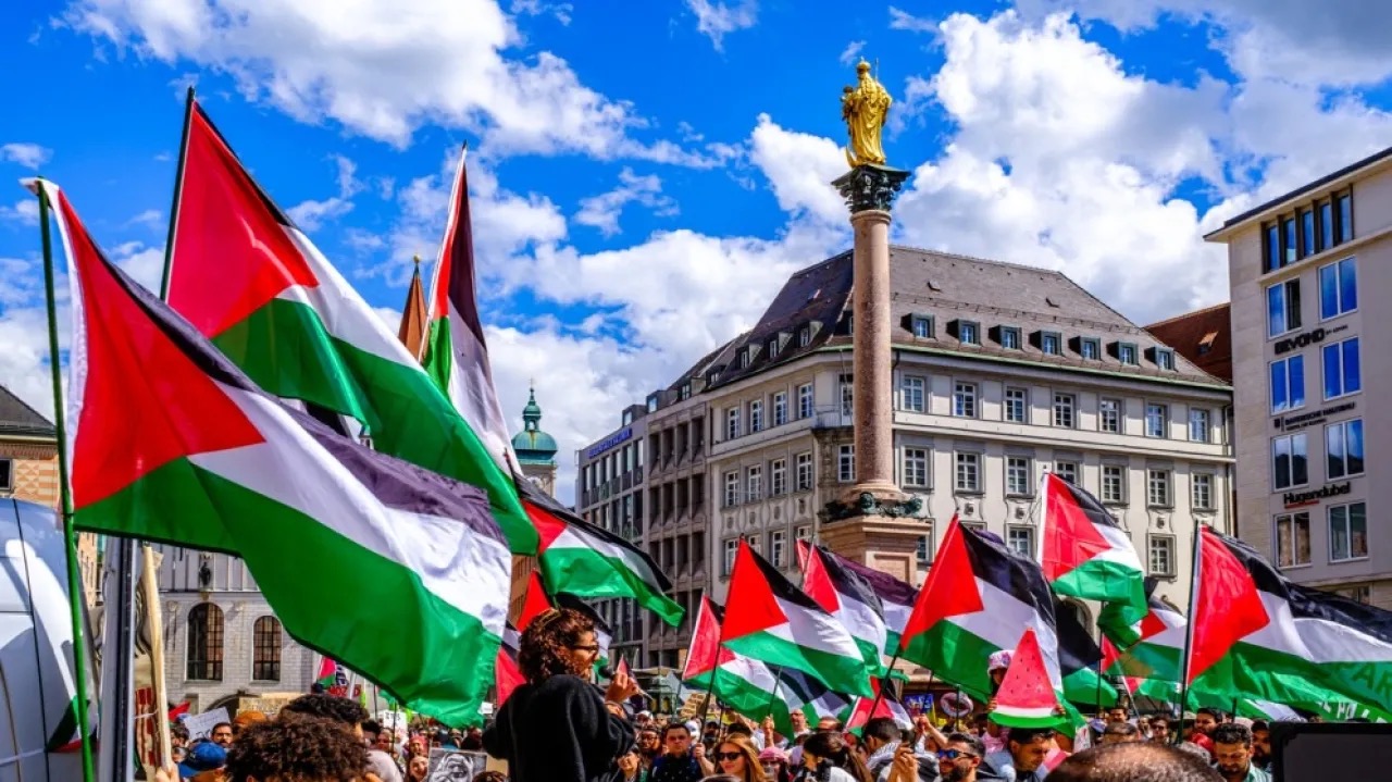 العلم الفلسطيني يرفرف حول العالم تضامناً وصموداً