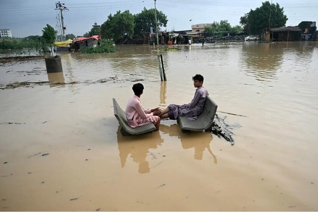 الجيش الباكستاني يشارك في إجلاء آلاف المتضررين من الفيضانات شرق البلاد