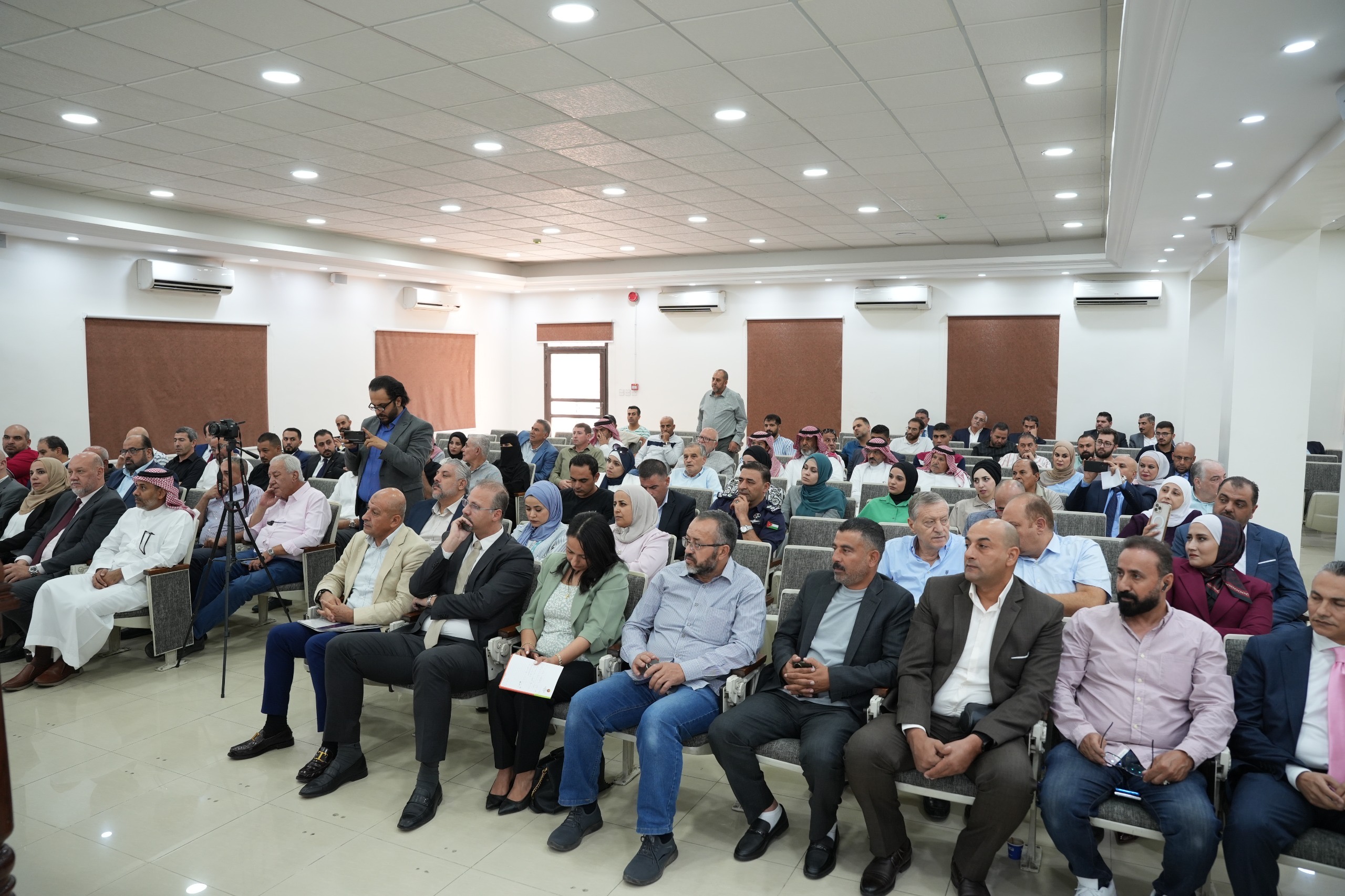 خلال لقاء مدير "الغذاء والدواء" بصناعيي سحاب والموقر