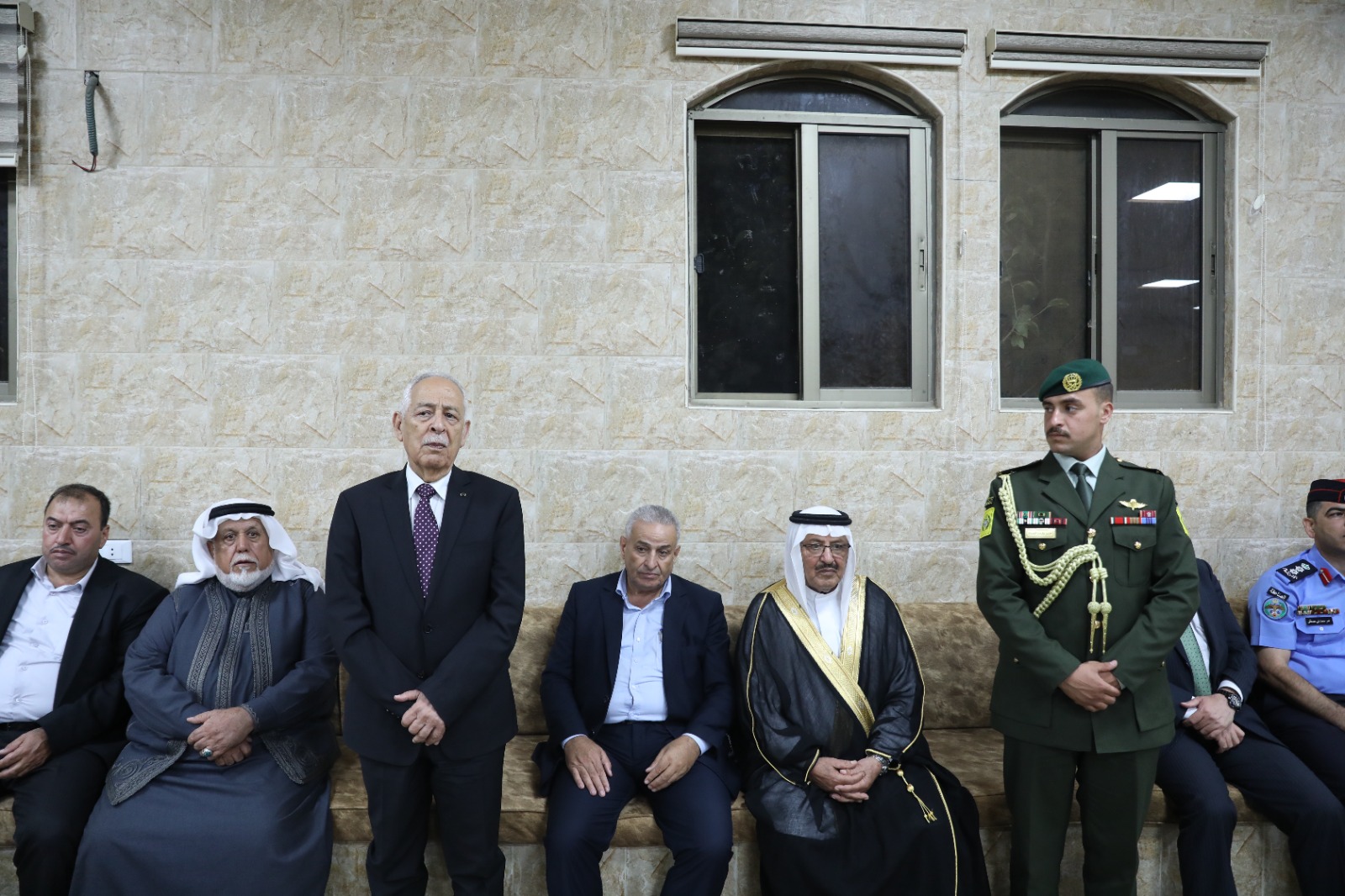 صورة حول : مندوبا عن الملك وولي العهد.. العيسوي يعزي عشيرة الصمادي مندوبا عن الملك وولي العهد.. العيسوي يعزي عشيرة الصمادي