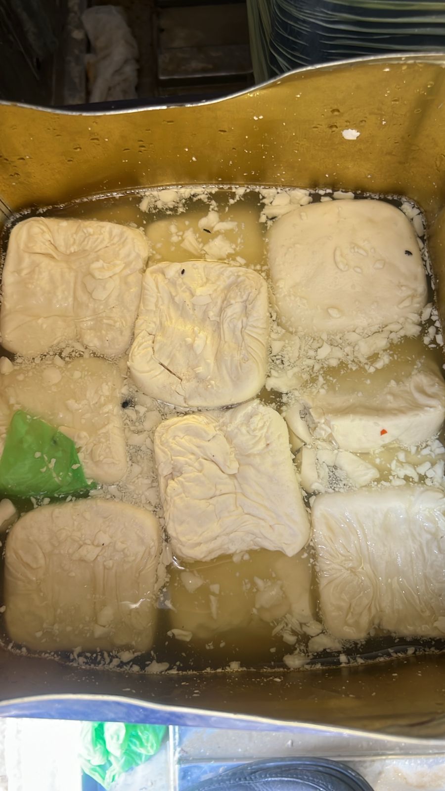 عاجل |الغذاء والدواء تتلف 5 أطنان جبنة فاسدة في موقع غير مرخص .. صور