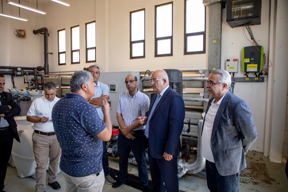 رئيس الجامعة الهاشمية يتفقد محطتي الطاقة الشمسية وتحلية المياه