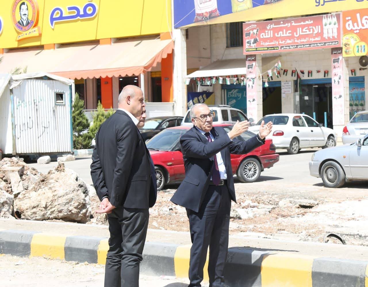 أبو السمن يتفقد مشروع طريق خدمات جديد في السلط