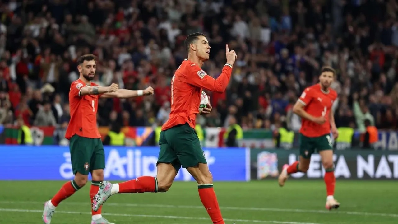 صورة حول : رونالدو يواصل تحطيم الأرقام ويقترب من رقم تاريخي في تصفيات المونديال رونالدو يواصل تحطيم الأرقام ويقترب من رقم تاريخي في تصفيات المونديال