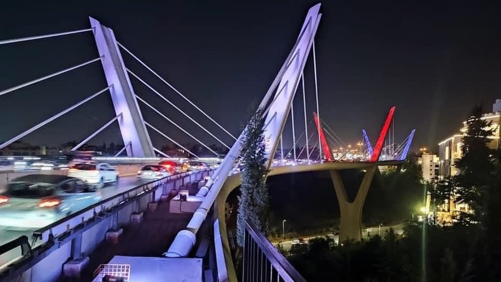 صورة حول : عاجل | رجل يقبل على الانتحار فوق جسر عبدون قائلاً: "أنا لا أستحق الحياة" عاجل | رجل يقبل على الانتحار فوق جسر عبدون قائلاً: "أنا لا أستحق الحياة"