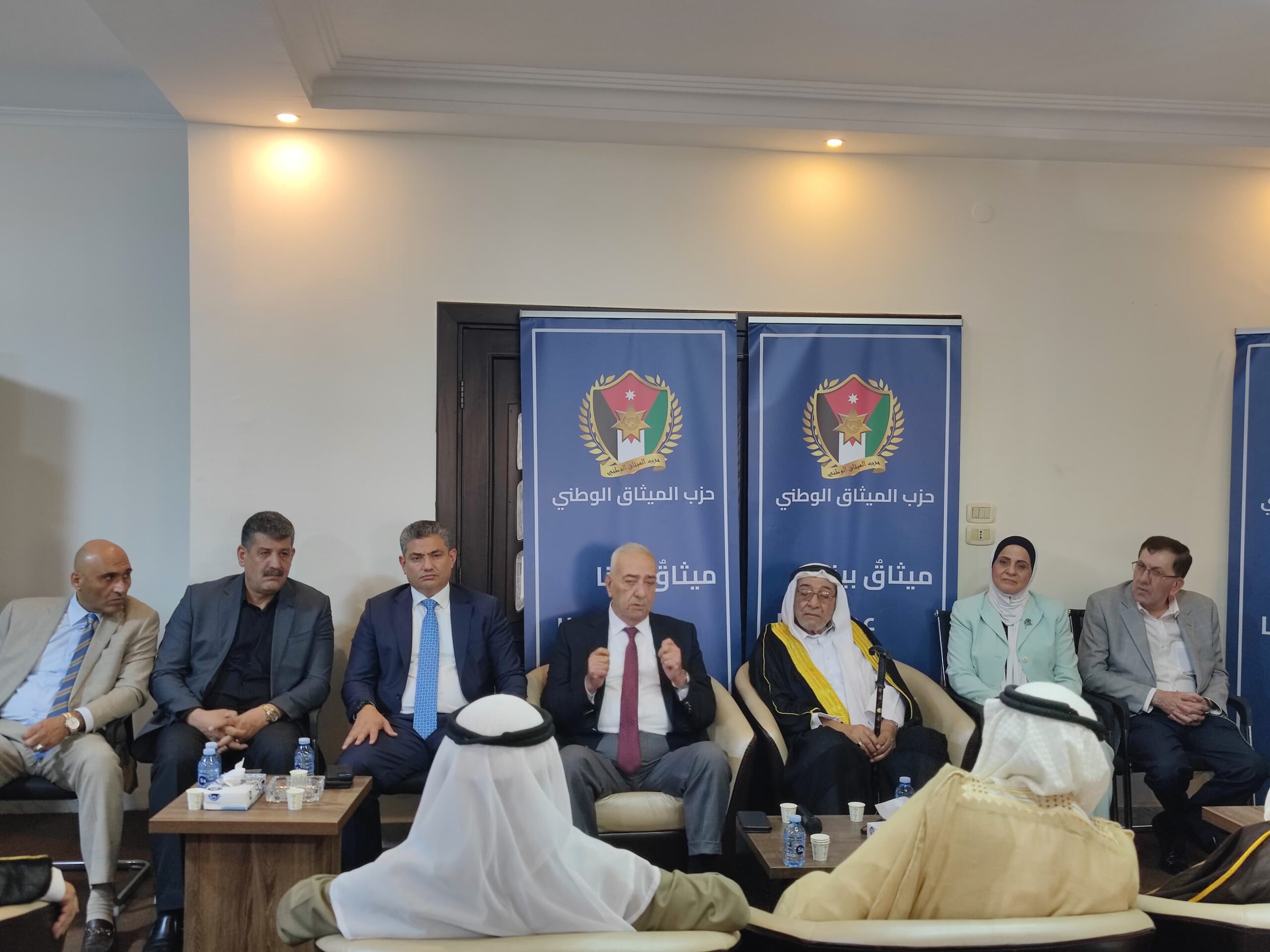 "الميثاق الوطني" يلتقي شيوخ ووجهاء المخيمات ويُشيد بمواقف جلالة الملك