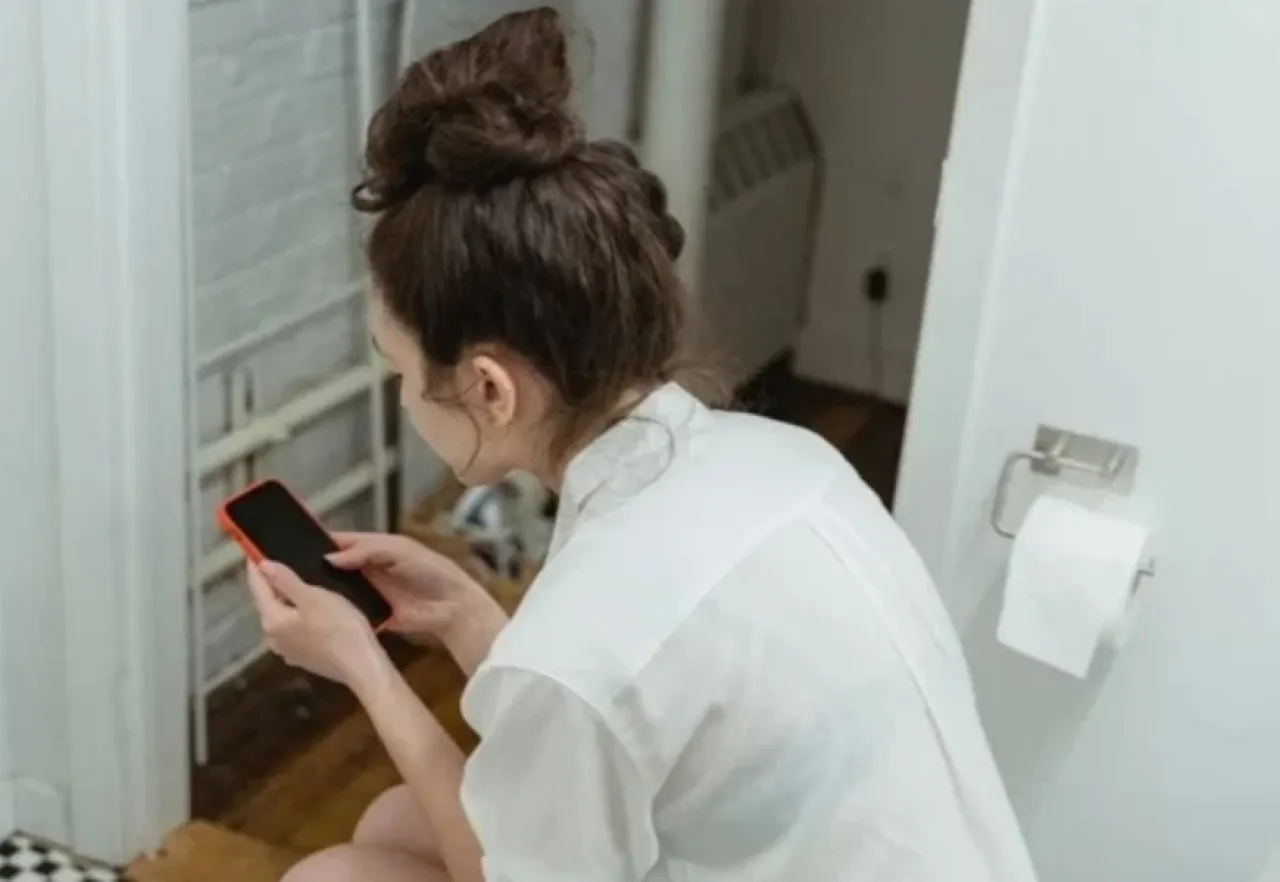 صورة حول : استخدام الهاتف في الحمام.. عادة قد تفقدك الكثير استخدام الهاتف في الحمام.. عادة قد تفقدك الكثير