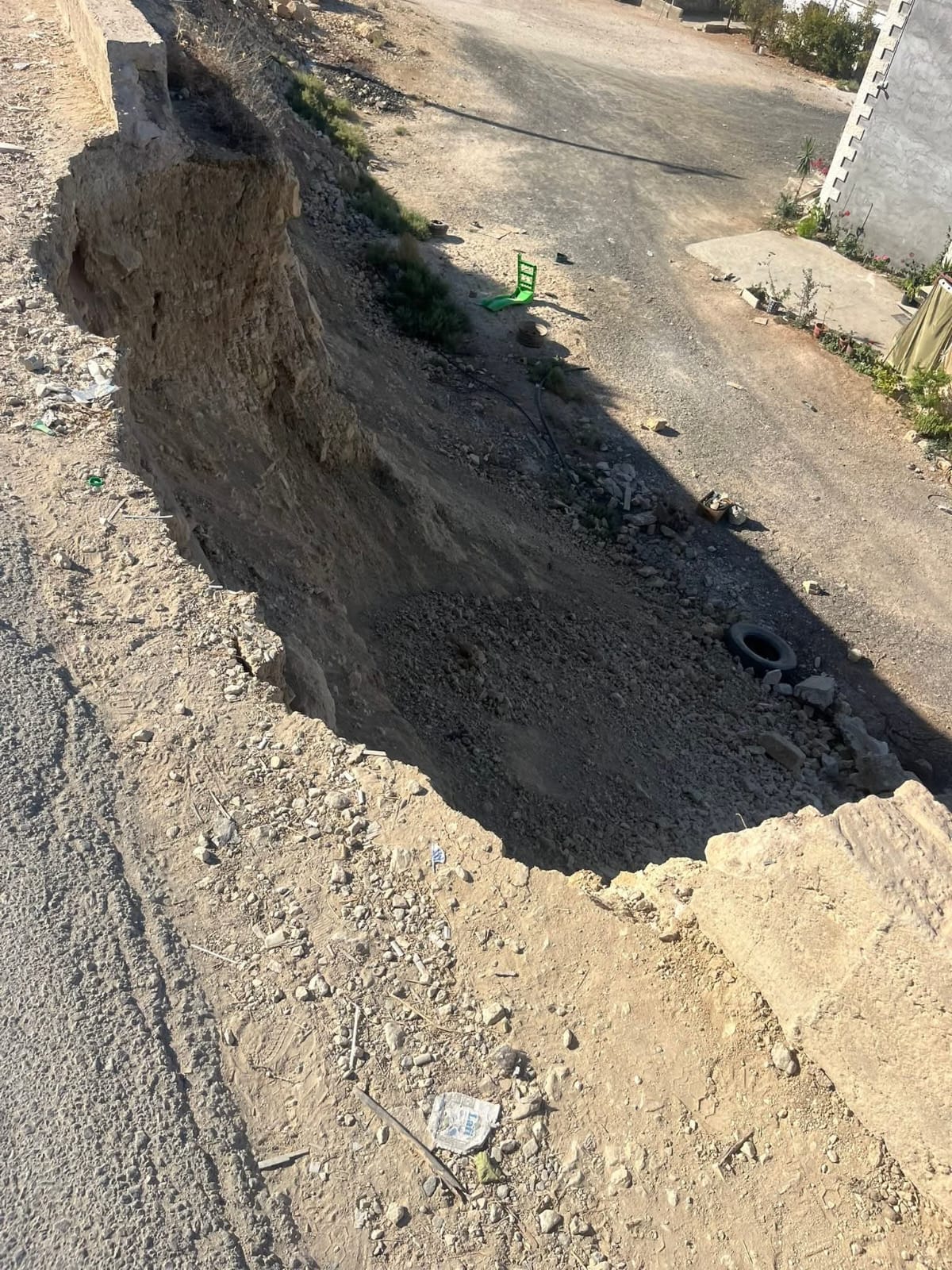 انهيار جزء من شارع حيوي في محافظة الطفيلة