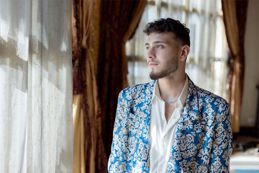 صورة حول : معجبة تربك الشامي برسالة غرامية على المسرح وليتصدر الترند! معجبة تربك الشامي برسالة غرامية على المسرح وليتصدر الترند!