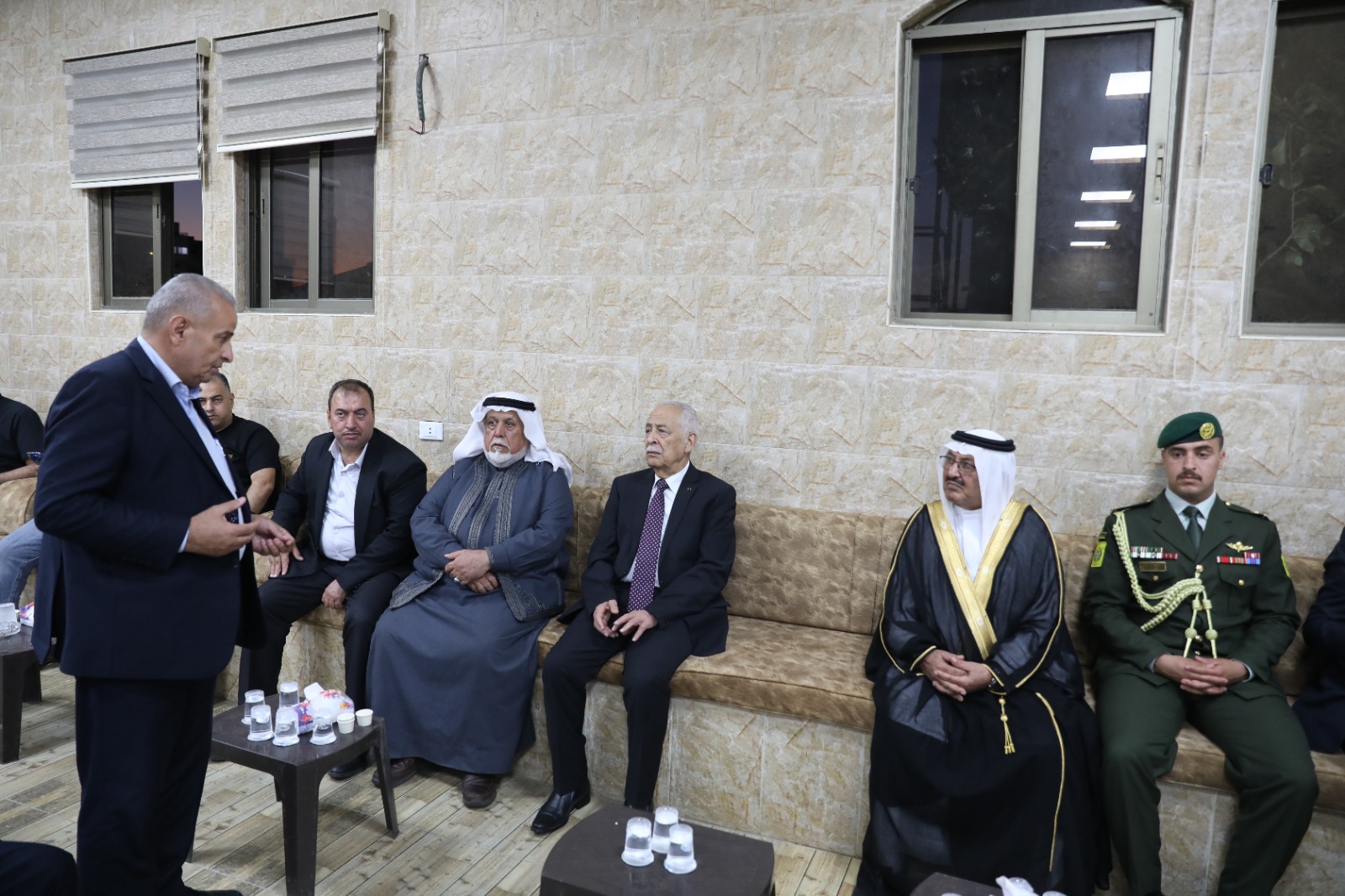 مندوبا عن الملك وولي العهد.. العيسوي يعزي عشيرة الصمادي