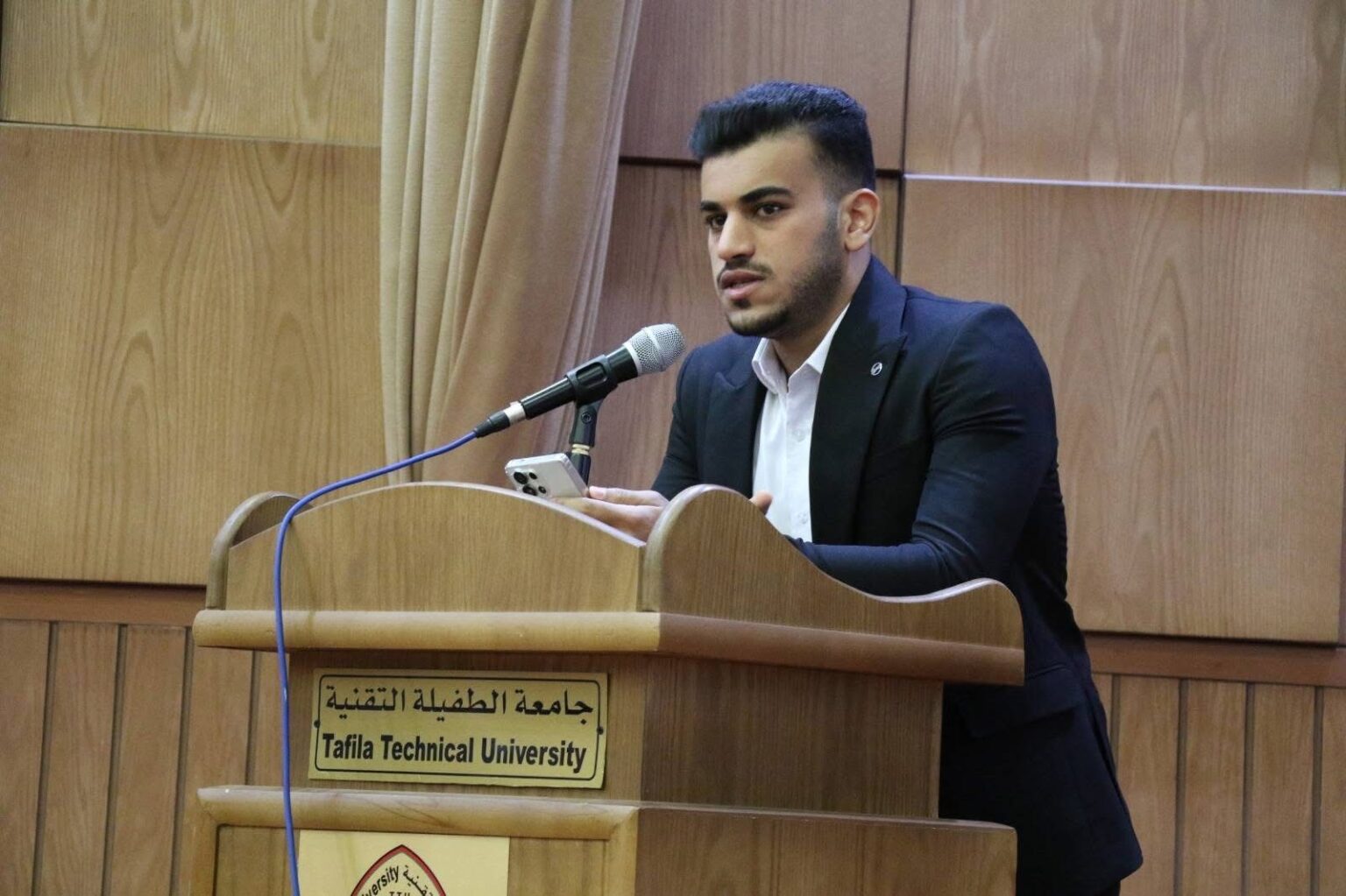 صورة حول : نادي العاملين في جامعة الطفيلة التقنية يكرّم أبناء العاملين الناجحين في الثانوية العامة نادي العاملين في جامعة الطفيلة التقنية يكرّم أبناء العاملين الناجحين في الثانوية العامة