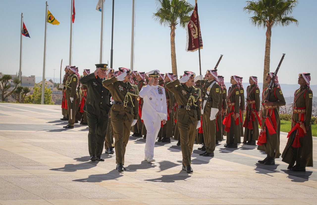 رئيس هيئة الأركان المشتركة يستقبل قائد القوات المركزية الأمريكية في عمان