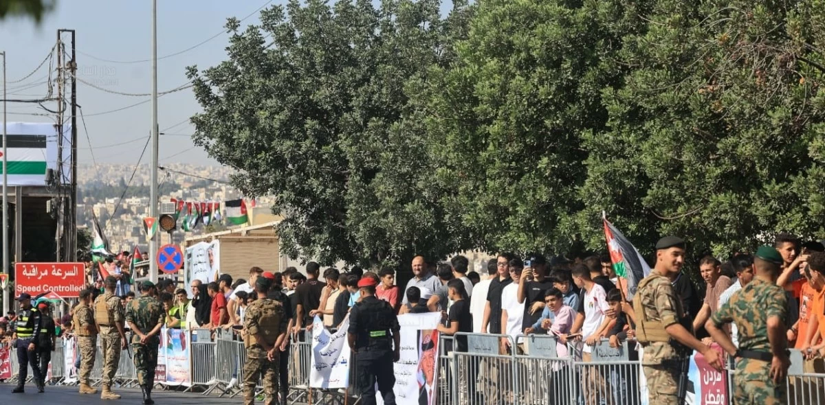 عاجل | استقبال شعبي حاشد لأمير قطر في عمان