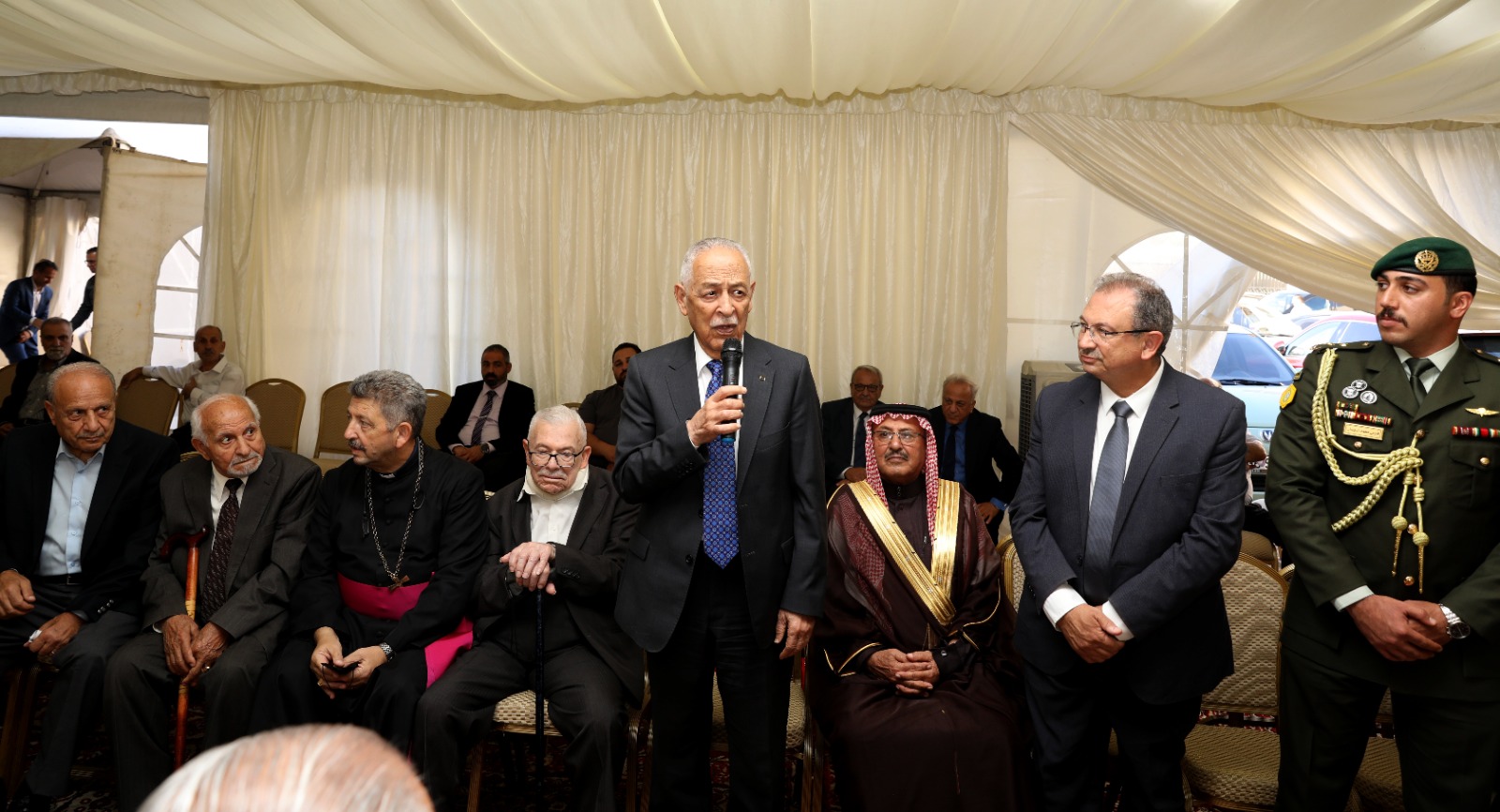 مندوبا عن الملك وولي العهد العيسوي يعزي عشيرة حداد وآل عصفور