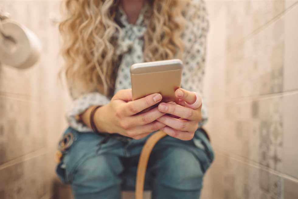 صورة حول : هل تقضي وقتًا طويلًا في الحمام مع هاتفك؟ اكتشف المخاطر هل تقضي وقتًا طويلًا في الحمام مع هاتفك؟ اكتشف المخاطر