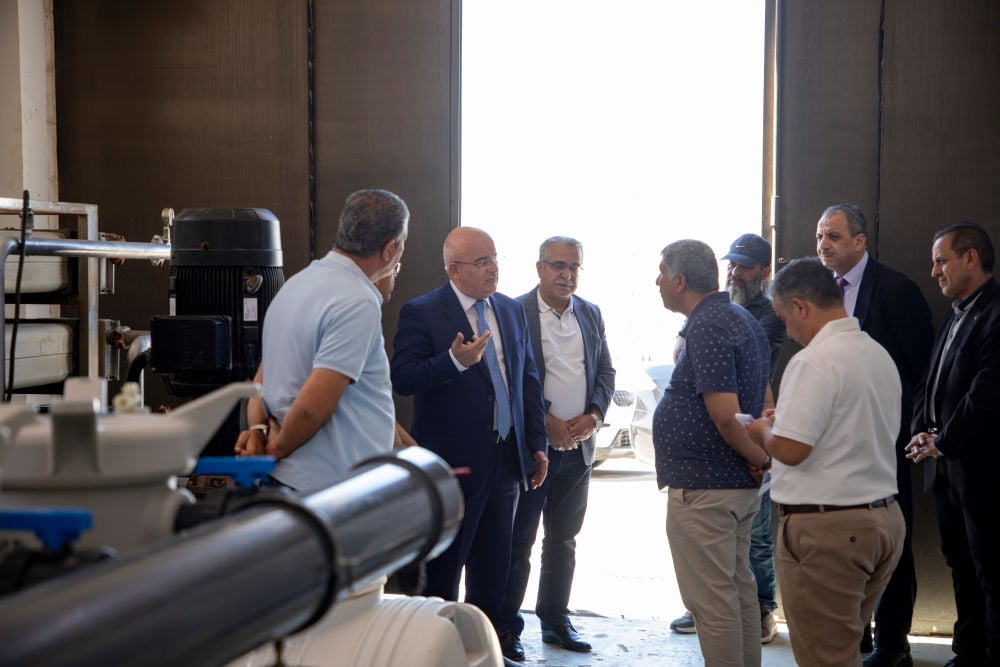 رئيس الجامعة الهاشمية يتفقد محطتي الطاقة الشمسية وتحلية المياه