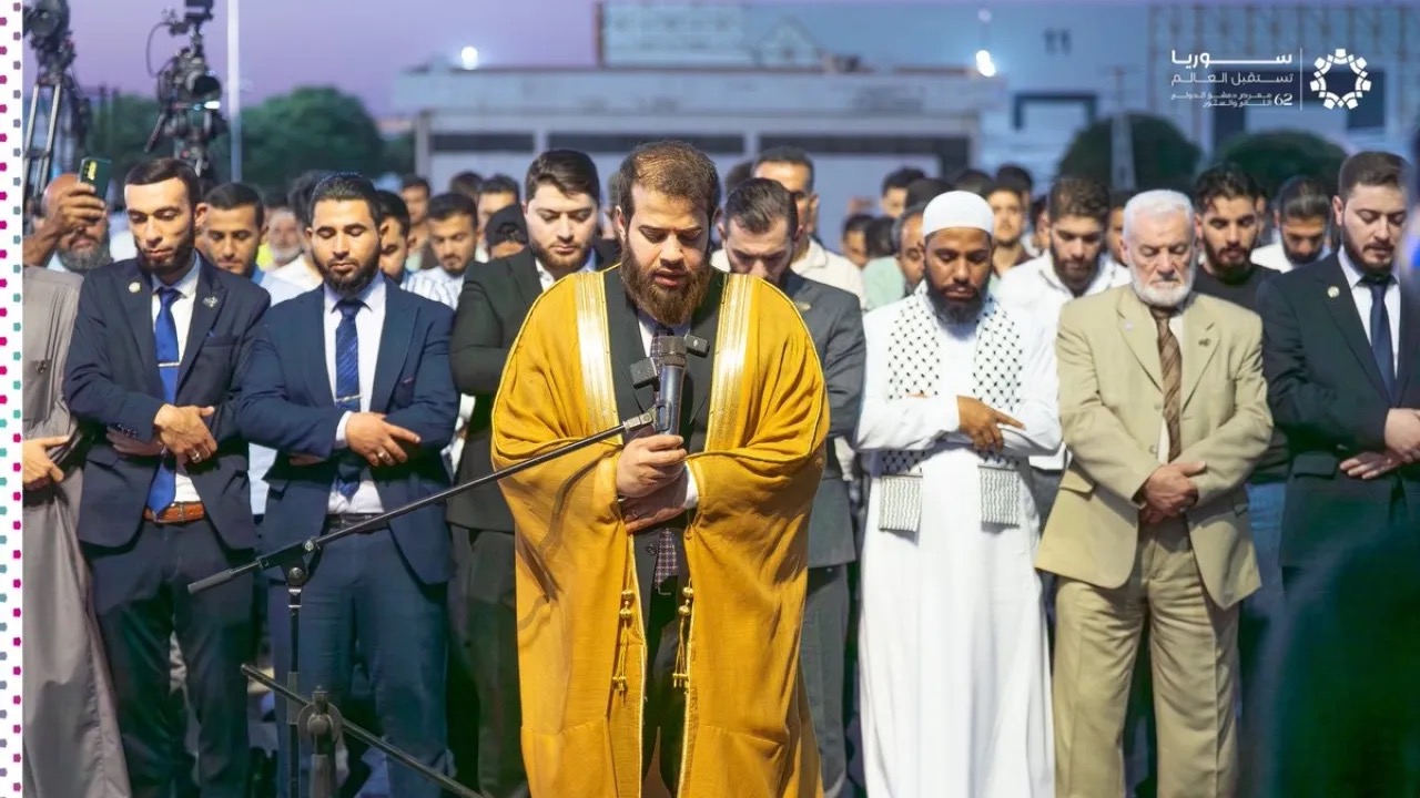 صورة حول : بالفيديو .. أدهم نابلسي يؤمّ المصلين في معرض دمشق الدولي بالفيديو .. أدهم نابلسي يؤمّ المصلين في معرض دمشق الدولي