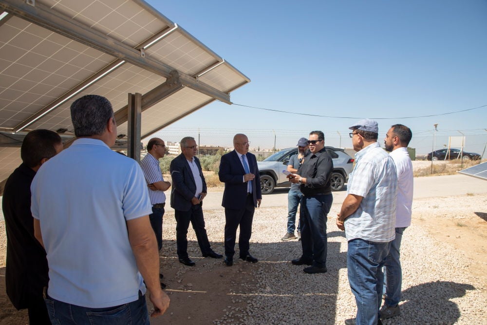 رئيس الجامعة الهاشمية يتفقد محطتي الطاقة الشمسية وتحلية المياه