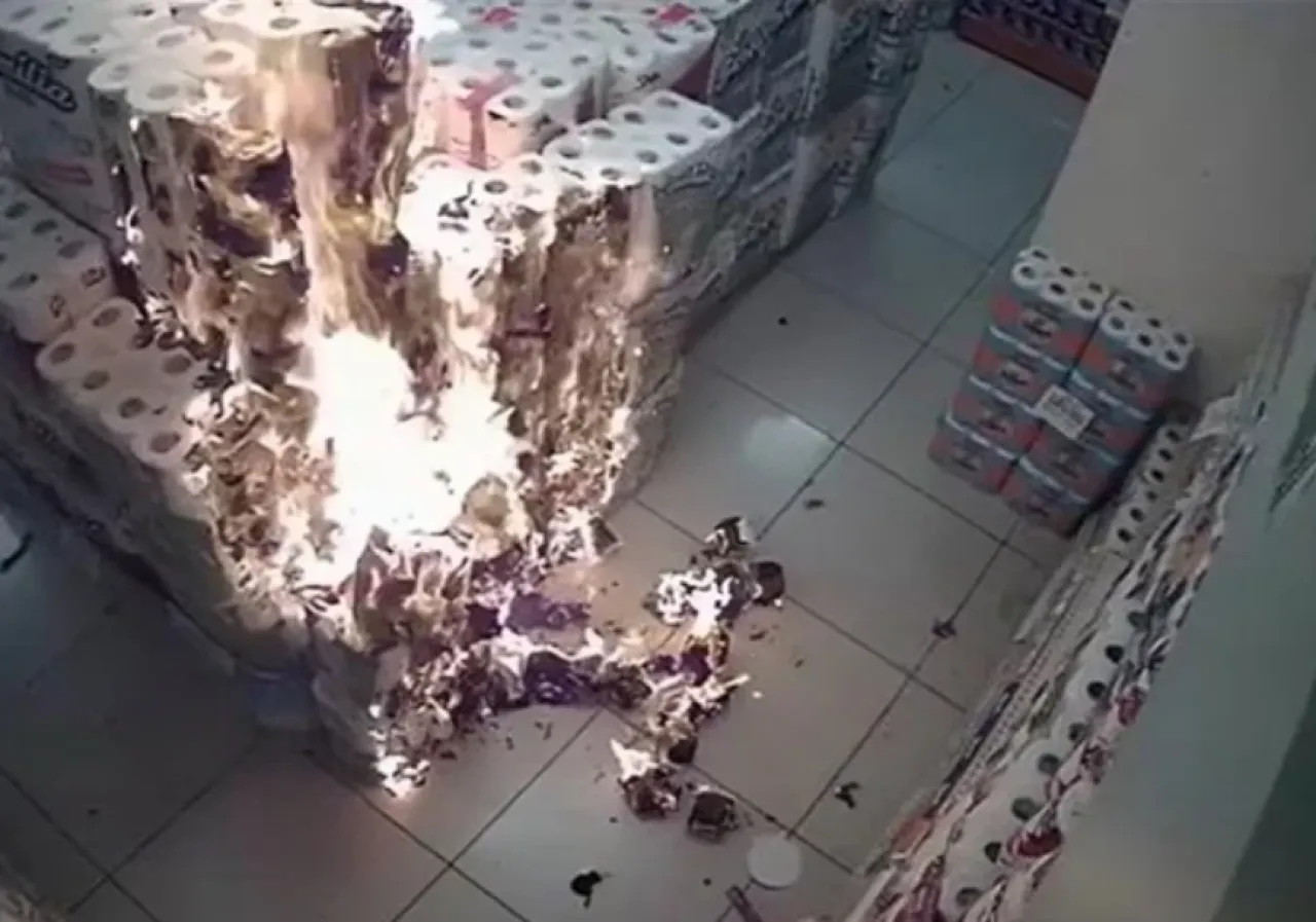 طفل تركي يشعل النار ويثير فوضى في سوبرماركت