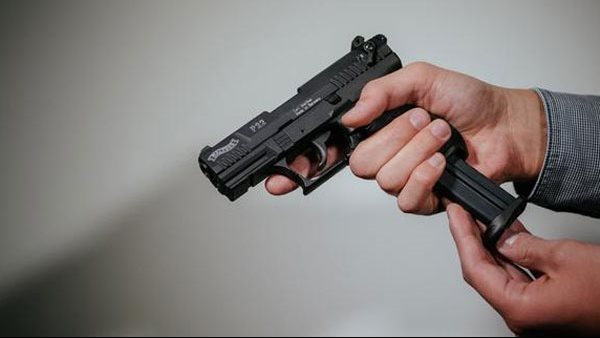 صورة حول : مدير مدرسة يهدد أولياء الأمور بسلاح ناري بمصر .. تفاصيل مدير مدرسة يهدد أولياء الأمور بسلاح ناري بمصر .. تفاصيل