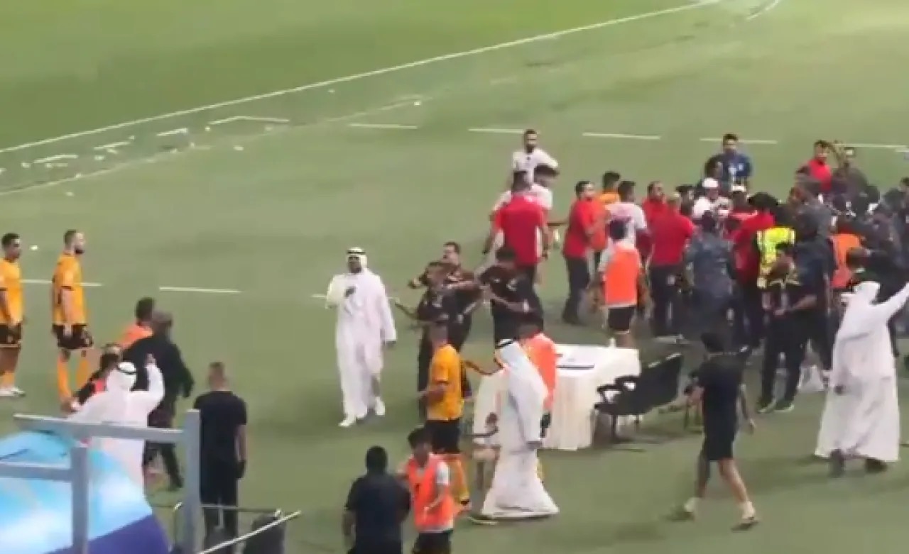صورة حول : اشتباكات وفوضى بعد مباراة القادسية والكويت في الدوري الكويتي اشتباكات وفوضى بعد مباراة القادسية والكويت في الدوري الكويتي