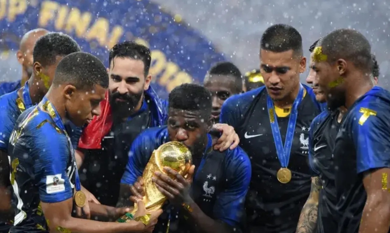 صامويل أومتيتي يعلن اعتزال كرة القدم بعمر 31 عاماً