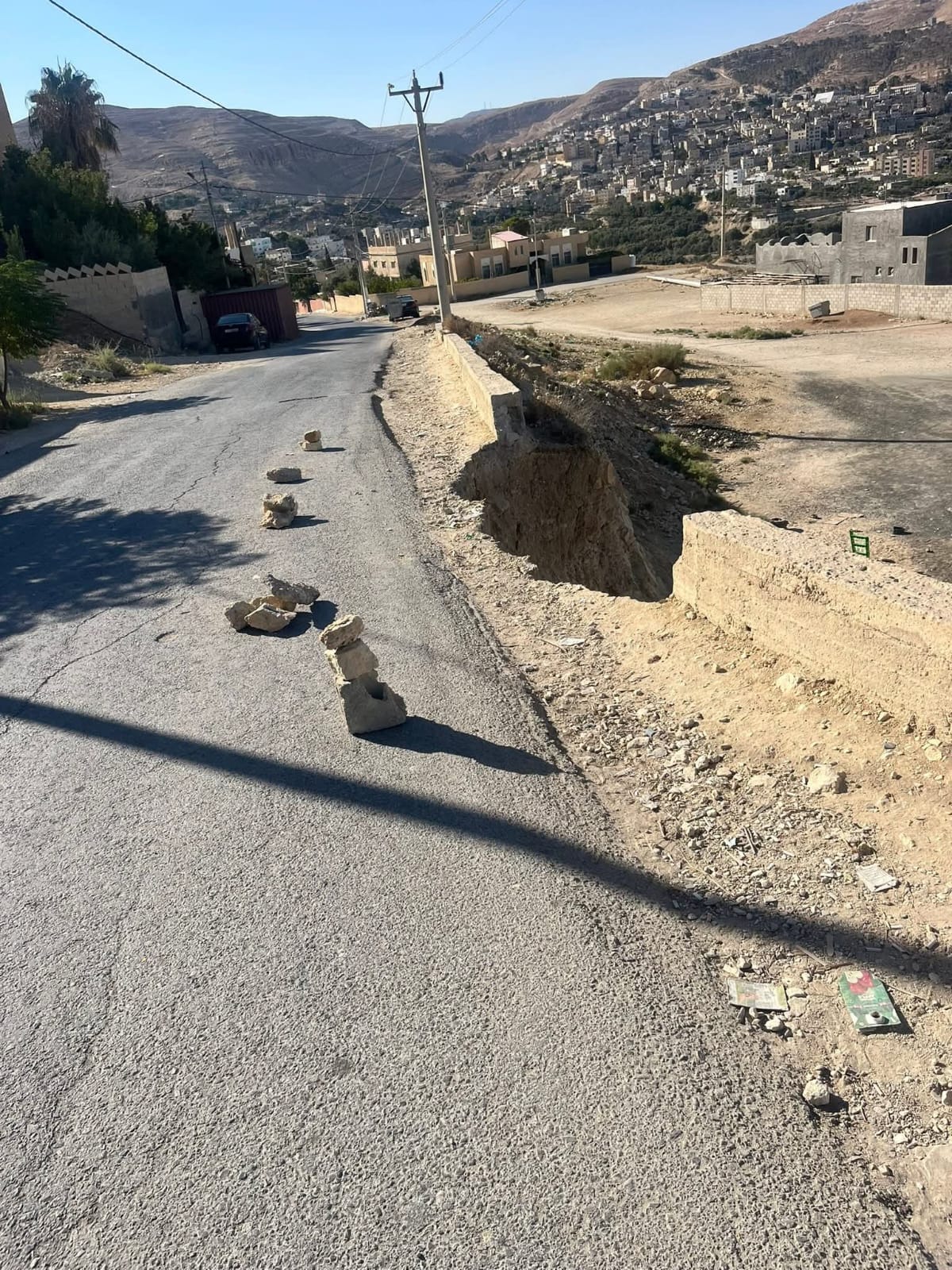 انهيار جزء من شارع حيوي في محافظة الطفيلة