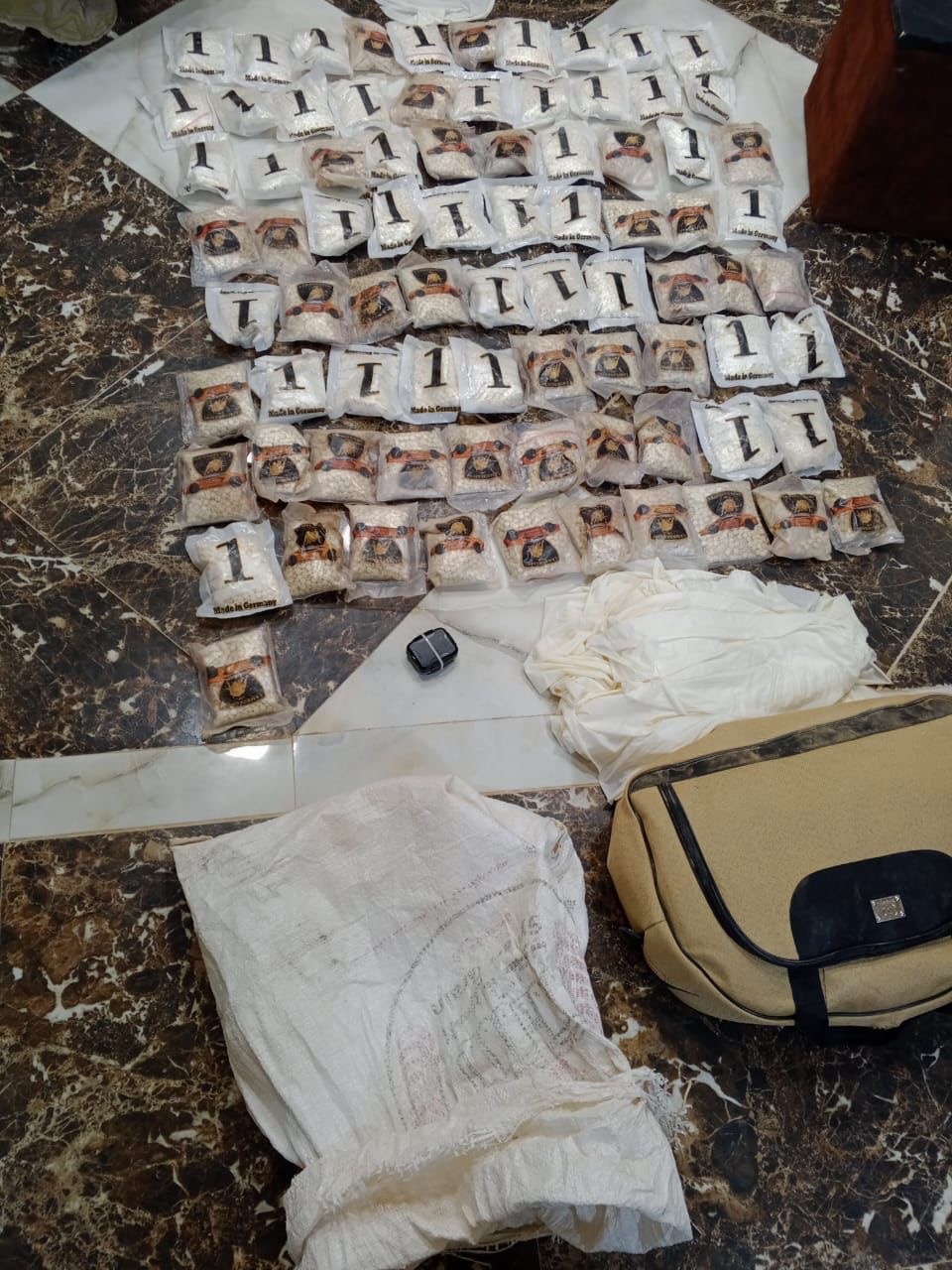 صورة حول : عاجل | المنطقة العسكرية تحبط تهريب مخدرات عبر 4 بالونات عاجل | المنطقة العسكرية تحبط تهريب مخدرات عبر 4 بالونات