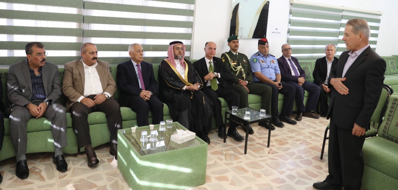 صورة حول : مندوبا عن الملك وولي العهد. العيسوي يعزي عشيرة المساعدة مندوبا عن الملك وولي العهد. العيسوي يعزي عشيرة المساعدة