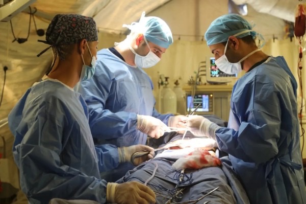 صورة حول : المستشفى الميداني الأردني جنوب غزة/7 يجري عملية جراحية نوعية لمريض إصابته حرجة المستشفى الميداني الأردني جنوب غزة/7 يجري عملية جراحية نوعية لمريض إصابته حرجة