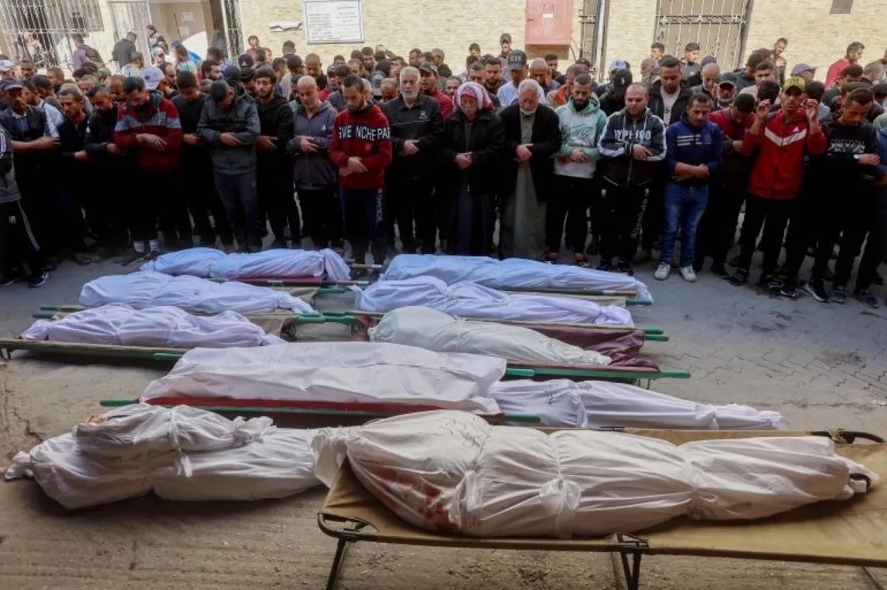 صورة حول : 42 شهيدًا و190 إصابة بغزة خلال 24 ساعة 42 شهيدًا و190 إصابة بغزة خلال 24 ساعة