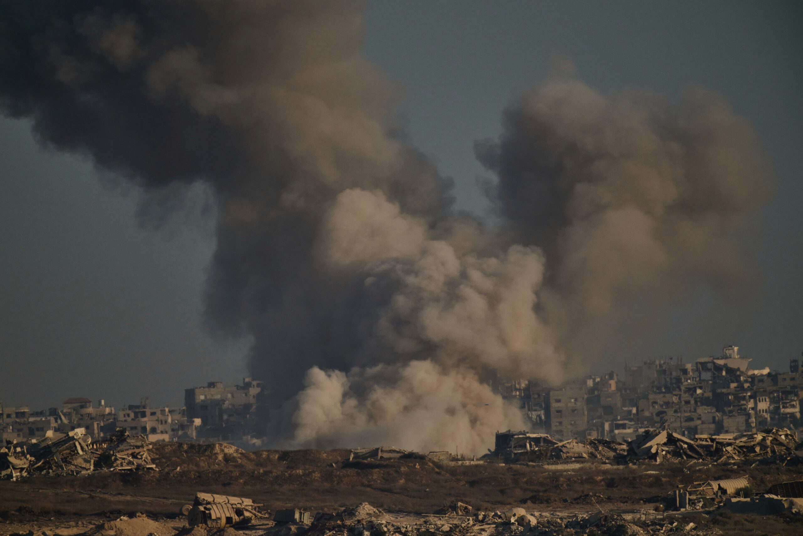 الاحتلال يواصل قصف غزة واستهداف المستشفيات وسط تصاعد أعداد الشهداء والمجاعة