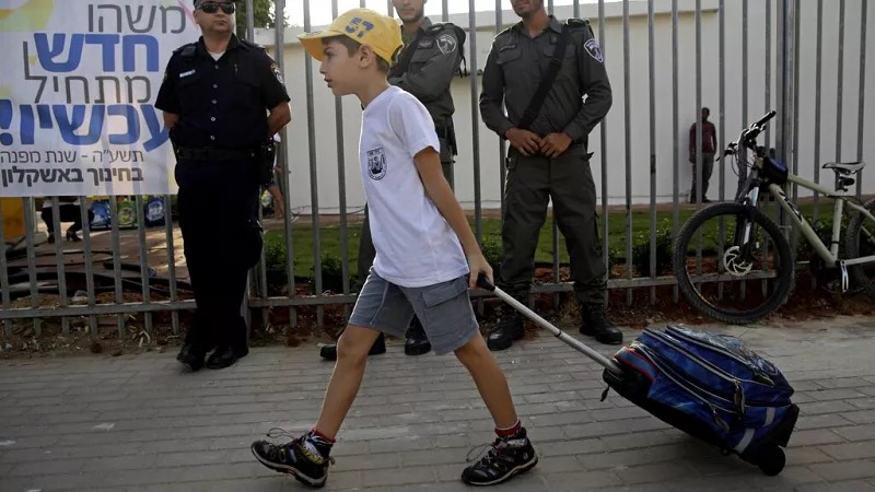 انطلاق العام الدراسي في إسرائيل وسط عودة النازحين وإضرابات في تل أبيب