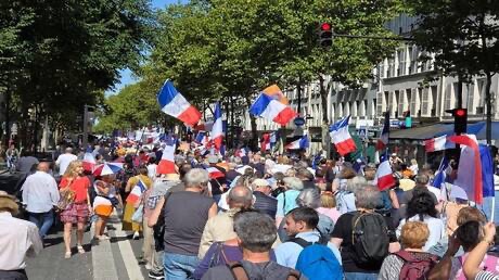 صورة حول : مظاهرة حاشدة في باريس تطالب برحيل ماكرون وبايرو ورفض دعم كييف مظاهرة حاشدة في باريس تطالب برحيل ماكرون وبايرو ورفض دعم كييف